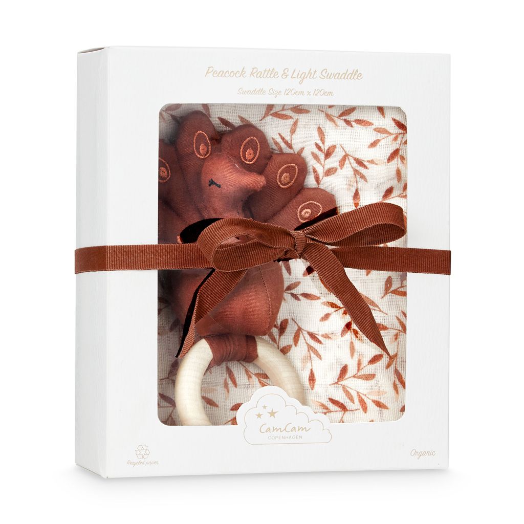 Geschenkbox Muslin und Rassel Pfau Caramel