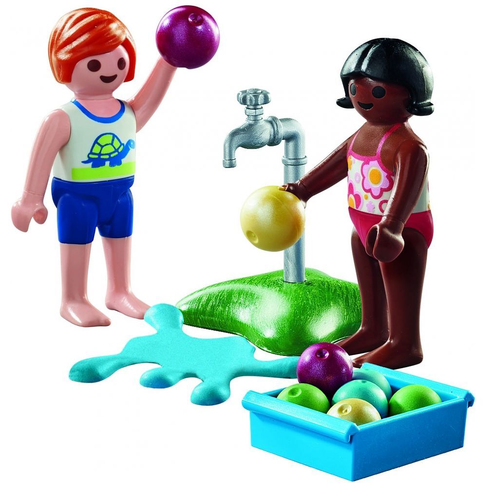 Kinder mit Wasserballons