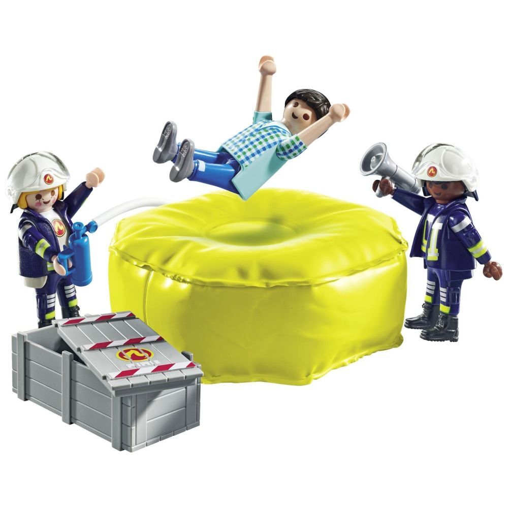 Feuerwehrleute mit Luftkissen