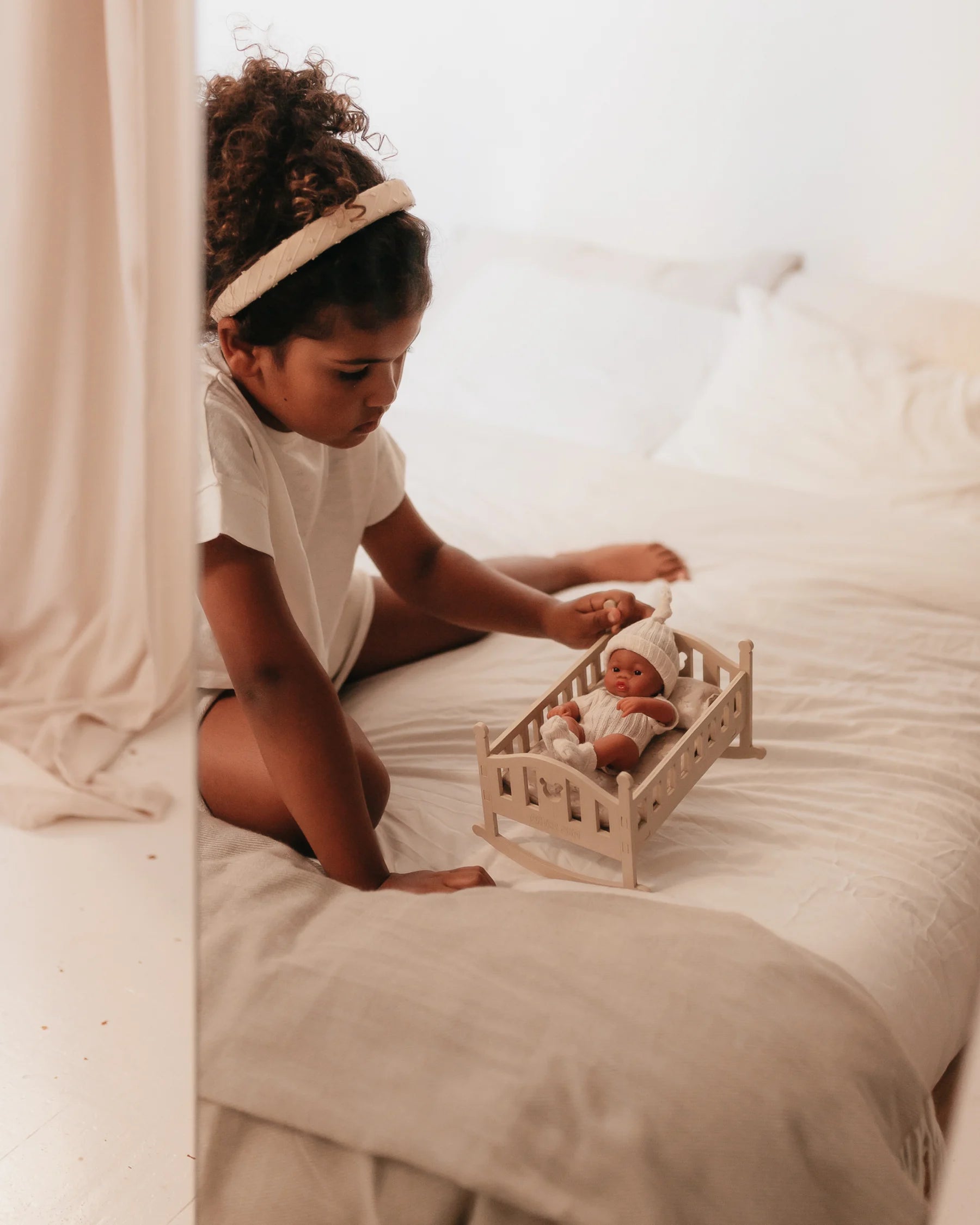 Mini Puppe mit Bett Jinny